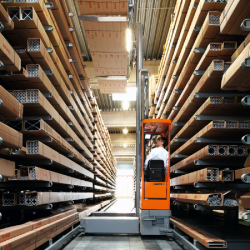 Chariot Multidirectionnel Électrique conçu pour les charges lourdes et les environnements industriels exigeants  en Isère et Rhône - Alpes  -  disponible en achat neuf et en location de courte à longue durée