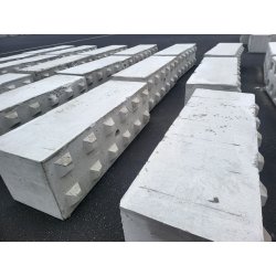 Bloc béton type LEGO, section 80 X80cm pour porter un bâtiment de stockage
