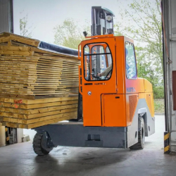 Chariot Multidirectionnel Thermique avec une  Hauteur de levage jusqu'à 7 500 mm   en Isère et Rhône - Alpes  -  disponible en achat neuf et en location de courte à longue durée