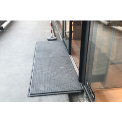 Plaque de roulage manu-portable rémopla, positionnable sur les surfaces rigides ayant besoin de protection