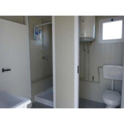 Bloc sanitaire préfabriqué de chantier - WC, lavabo double avec eau froide et chaude, et espace douche - Assemblé en France