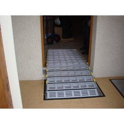 Rampe d'accès enroulable Roll-a-ramp - portable, légère, robuste et conforme aux normes européennes