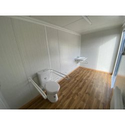 Conteneur sanitaire accessible 4×2 - Adapté PMR avec barres d'appui, lavabo et rampe d'accès