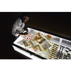 Vitrine pâtisserie et chocolats sur colonne
