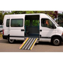Rampe d'accès pmr mobile en matériaux composite jusqu'à 300kg de charge pour erp, bâtiments du domaine privé, véhicules - t110001