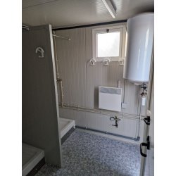 Bungalow sanitaire de chantier DX, avec 2 lavabos, 2 douches, 1 urinoir et 2 wc à l'anglaise - Jusqu'à 12-20 personnes