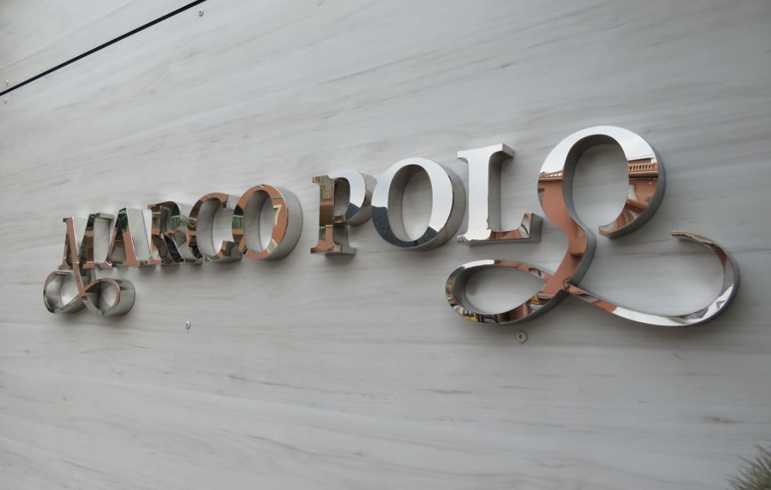 Lettrage en métal brossé pour enseigne suspendue