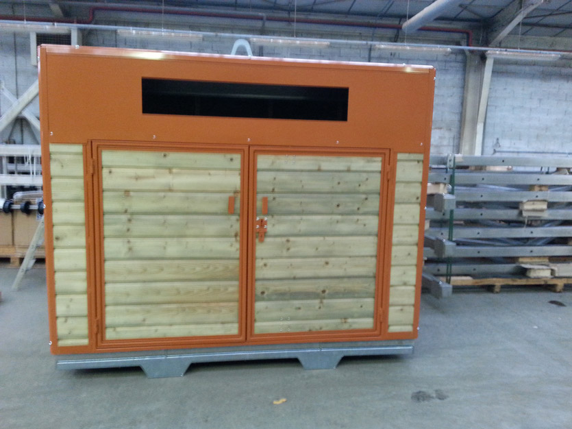 Colonne de tri sélectif en bois avec finition galvanisée sur le toit