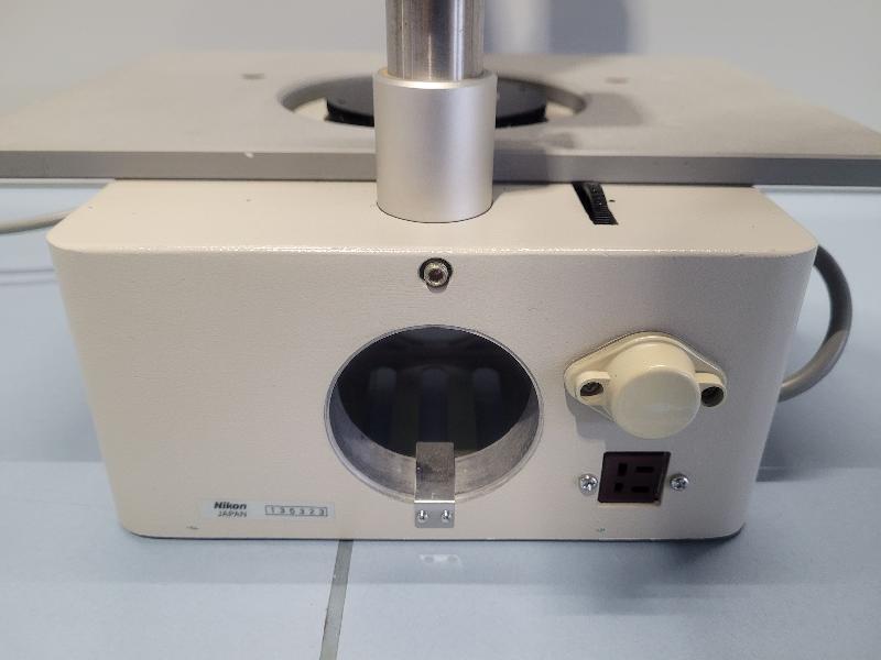 Vue rapprochée du stéréomicroscope NIKON SMZ-2T