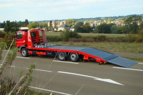 Plateau porte-engins avec bandes réfléchissantes homologuées
