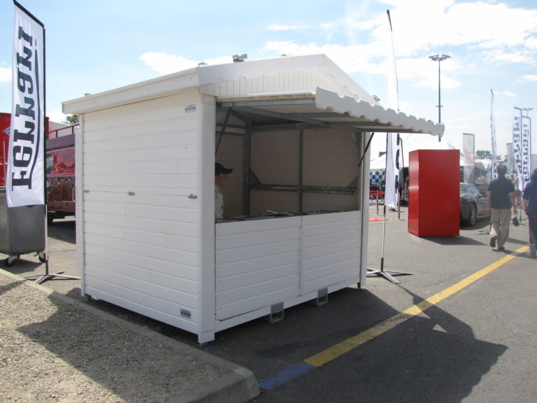 Chalet en bois pliable de 3 mètres de façade pour marchés de Noël  ou galeries marchandes_5