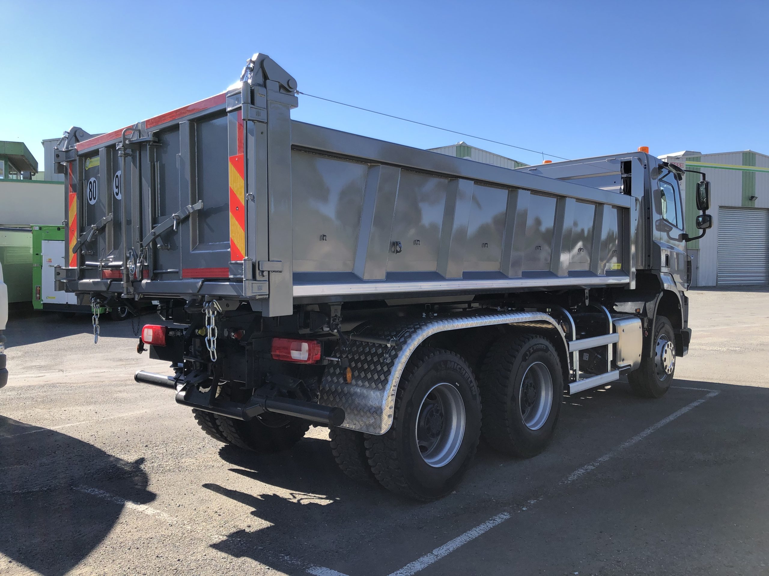 Bi-benne avec panneau avant protège cabine et coffre à bâche