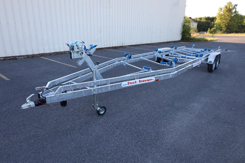 Remorque bateau robuste avec traverses cintrées pour chargement bas