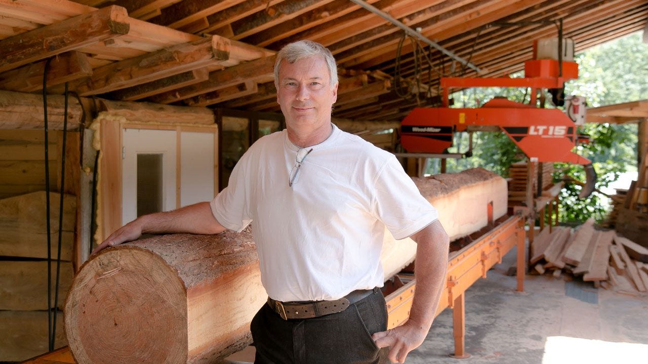 Machine de sciage avec hauteur de tête réglable électroniquement