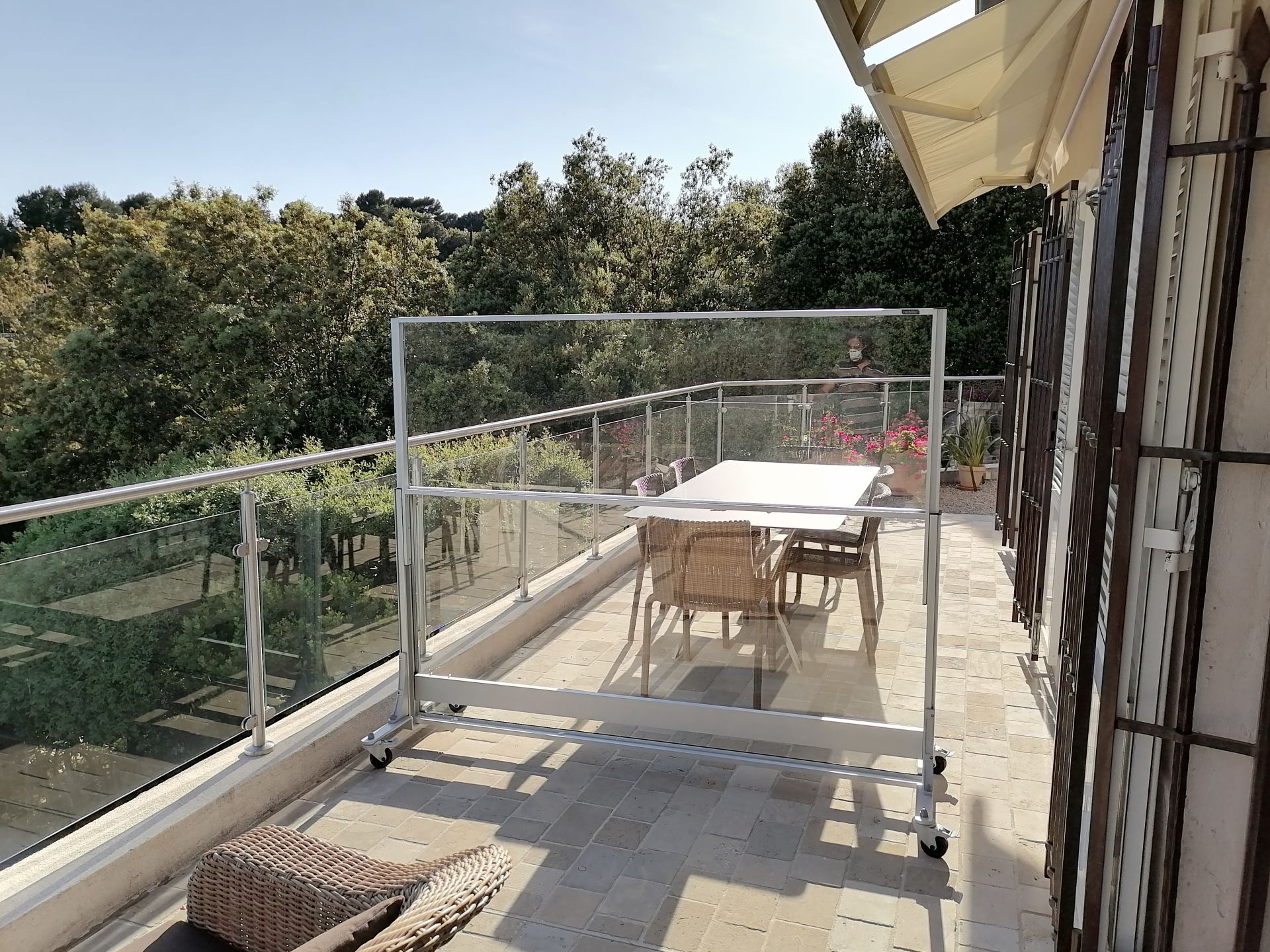 Paravent portable avec système de roulettes