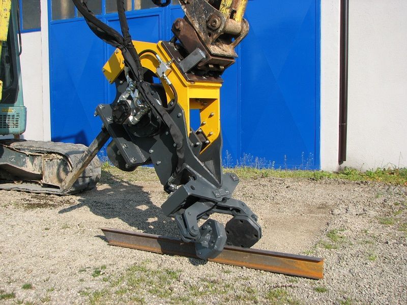 Accessoire enfonce-pieux pour engins de chantier