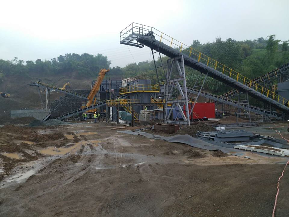 Machine de broyage pour pierres naturelles et minerais