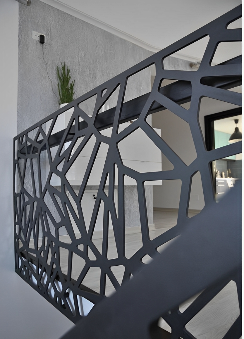 Barrière moderne en acier avec motifs au laser