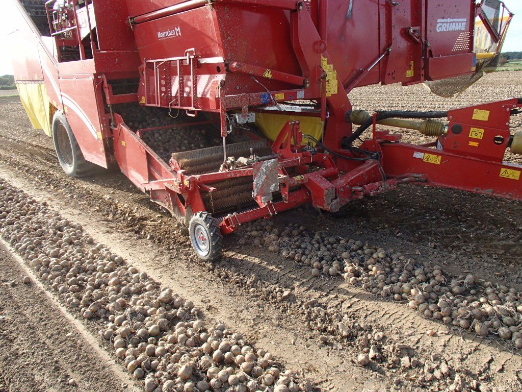 Arracheuse à trémie avec système vidéo pour contrôle et réglages précis