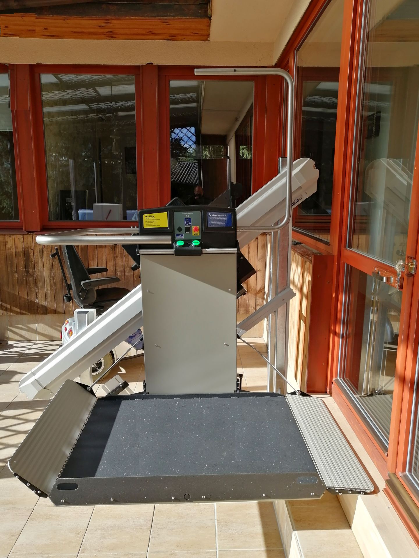 Plateforme élévatrice monte-escaliers droits pour accès PMR - Garaventa Lift X3_5