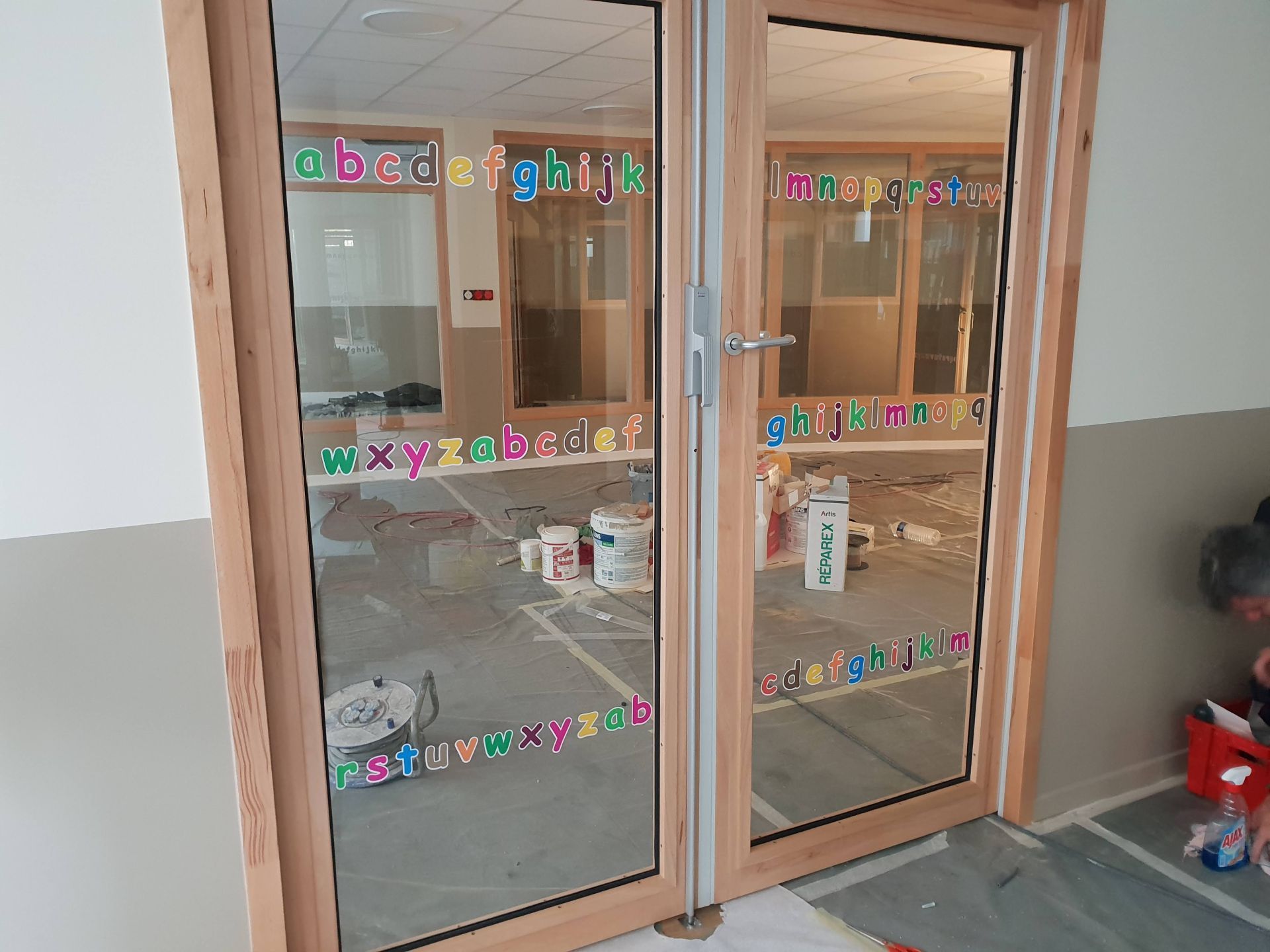 Marquage adhésif pour vitrine - plaques et produits divers pour enseignes personnalisées_6