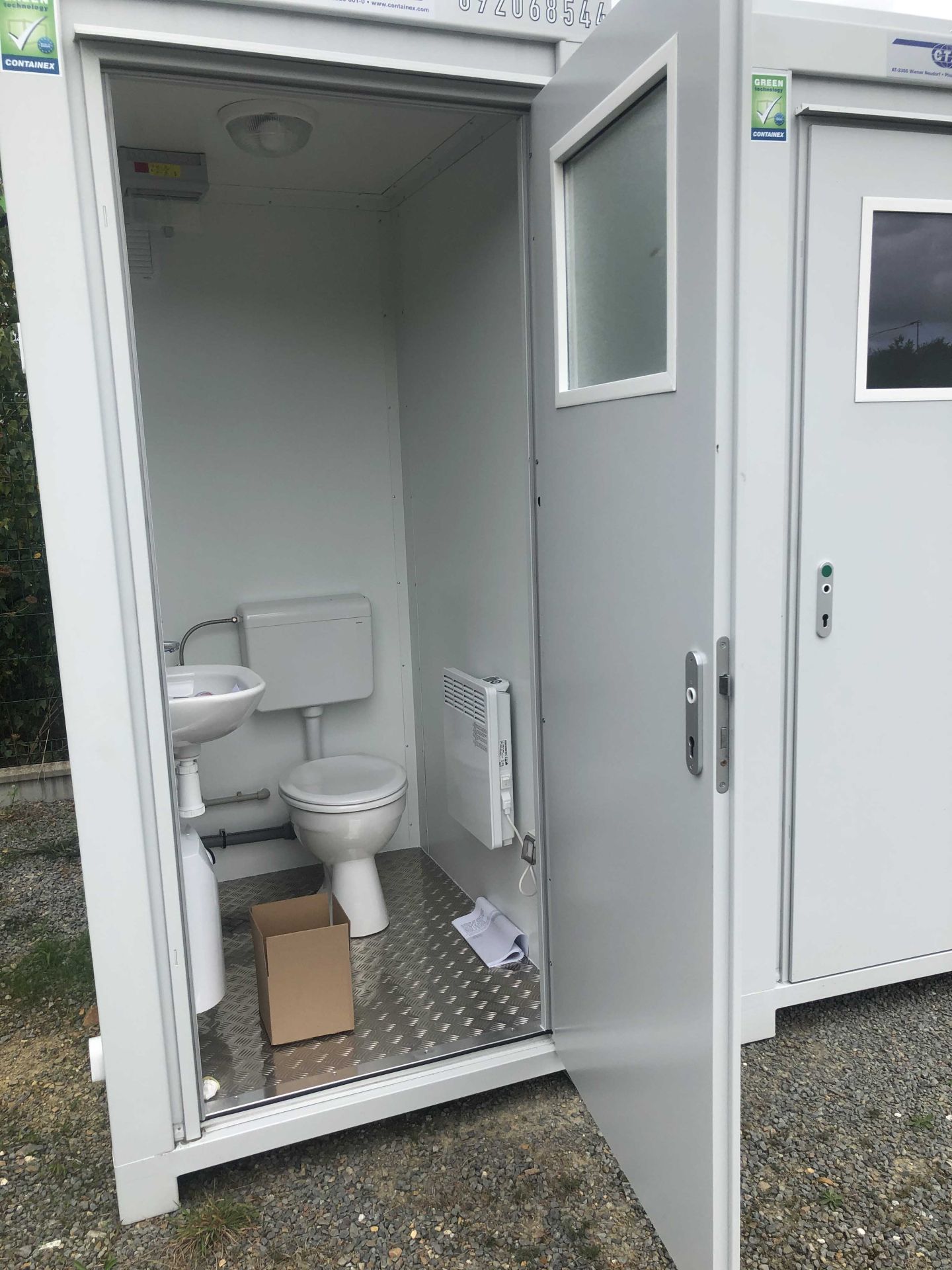 Cabine sanitaire économique avec support pour papier toilette