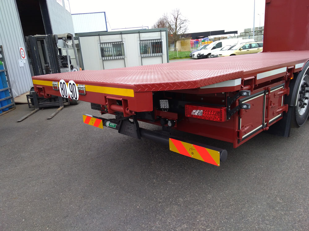 Plateau-paille porteur conforme au code de la route