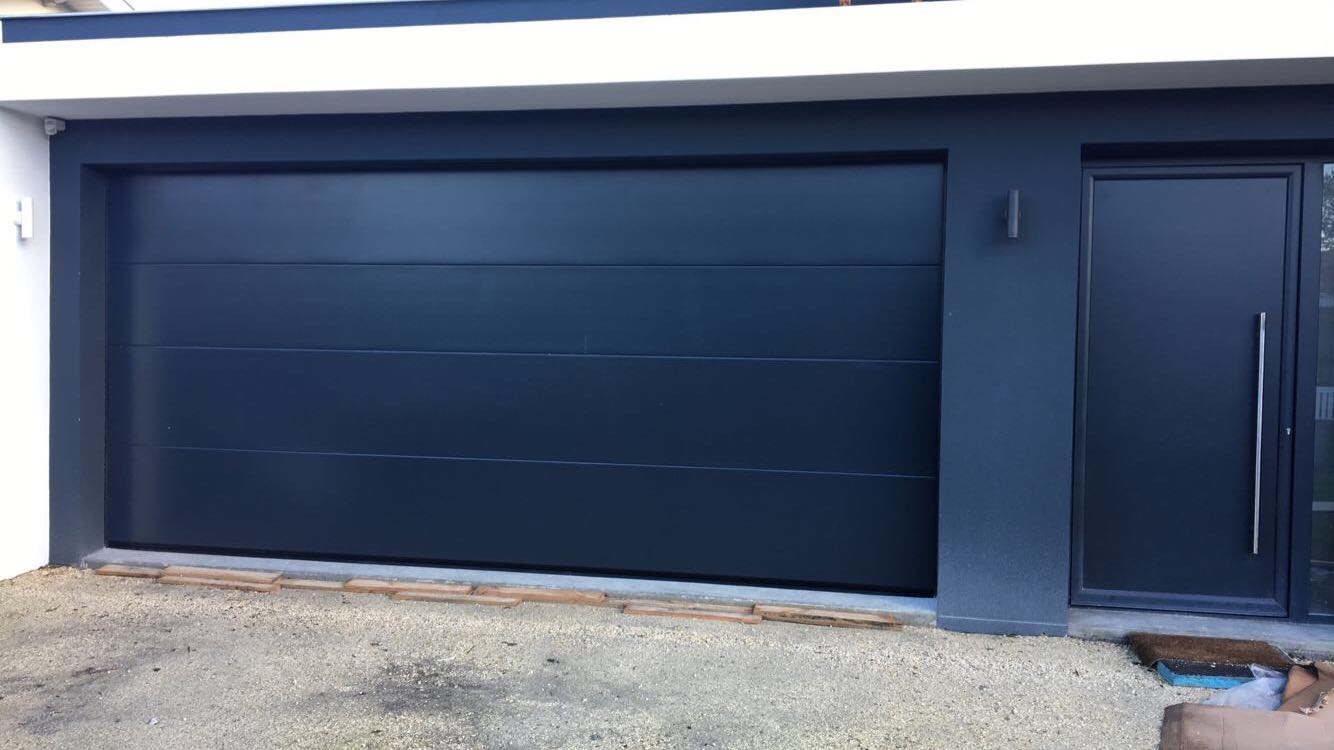 Porte de garage sectionnelle - plafond ou latérale - sur-mesure avec serrure et décor au choix_5