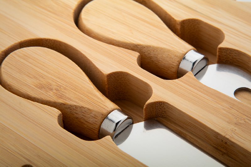 Set Noël de couteaux à fromage - Planche en forme de sapin en bambou avec 2 couteaux en inox_5