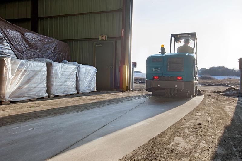 S30 Balayeuse TENNANT autoportée de taille moyenne_5