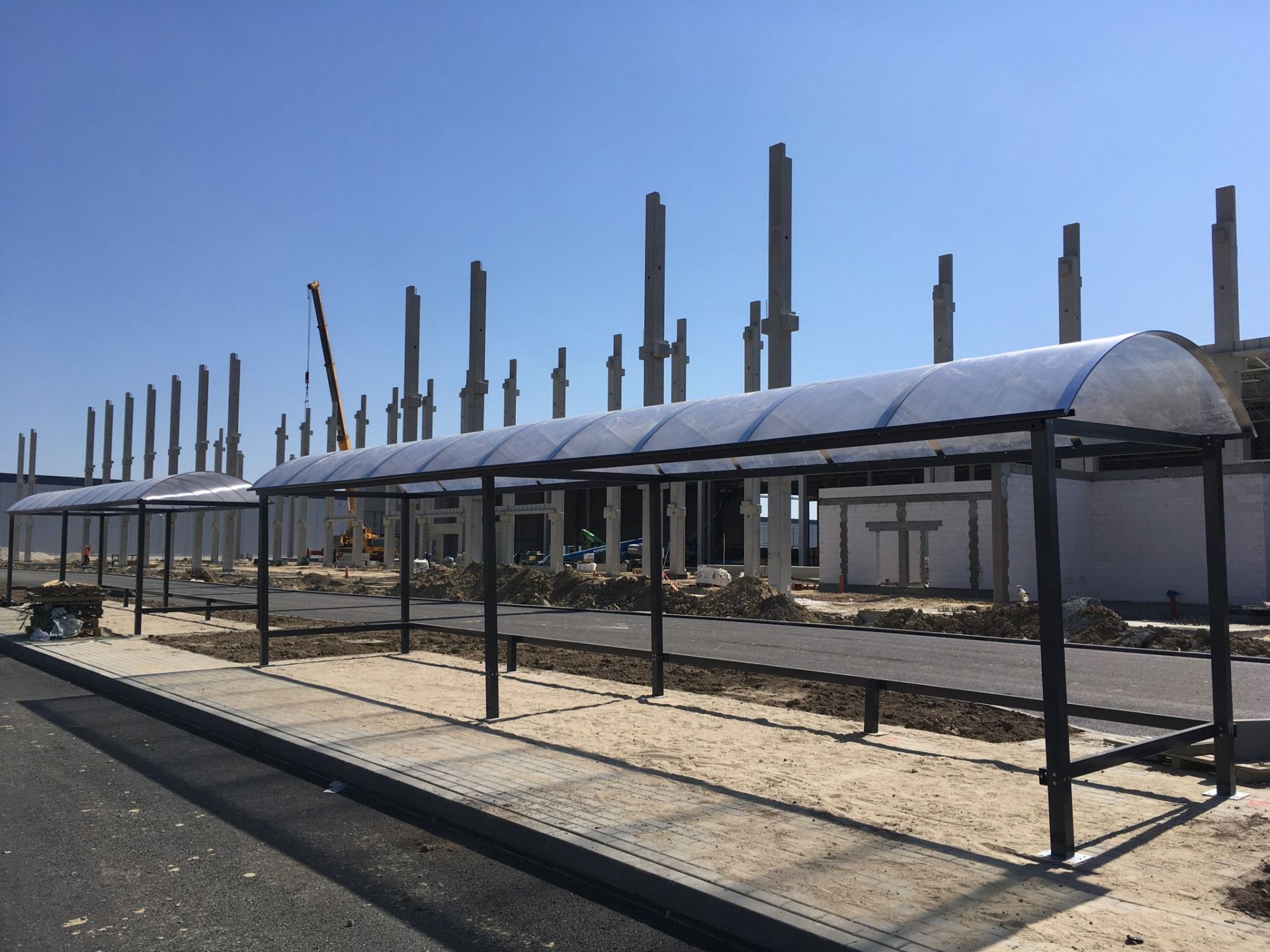 Toiture en polycarbonate alvéolaire pour abri fumeurs