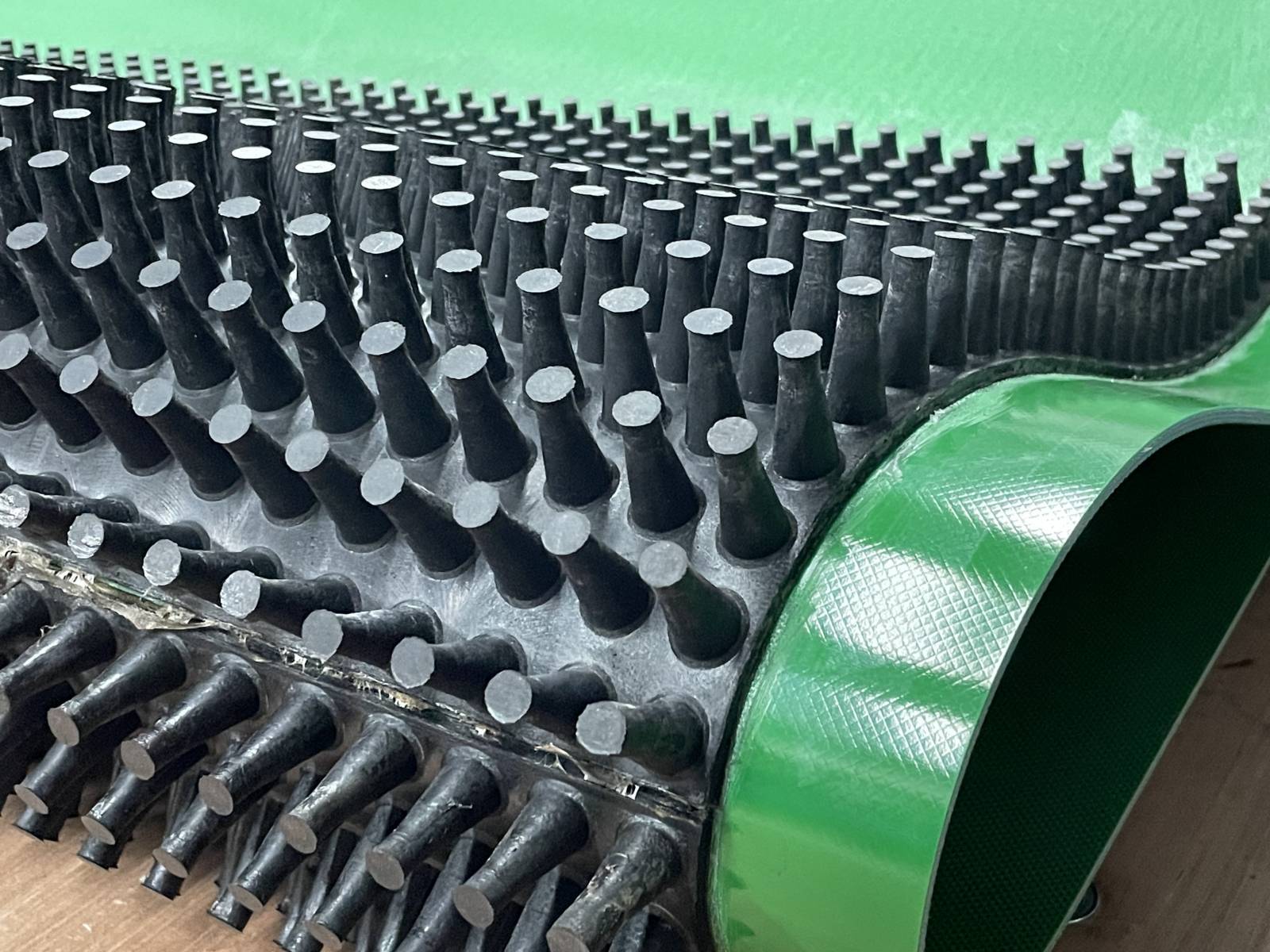 Bande transporteuse sur mesure en PVC avec pavé à tétines collés jonction à chaud - MTCP_5