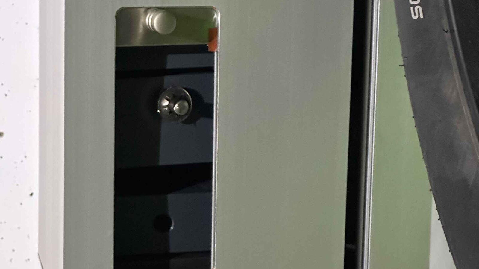 Système mécanique de stationnement vertical pour vélos avec assistance 