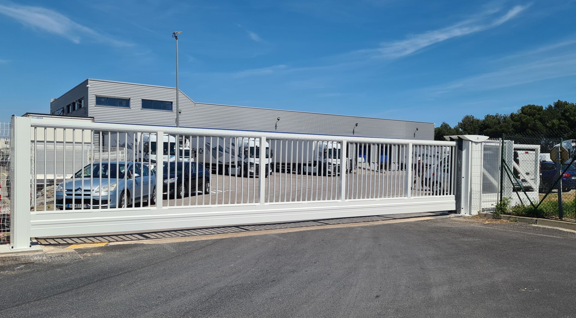 Portail aluminium autoportant avec ouverture piétonne paramétrable