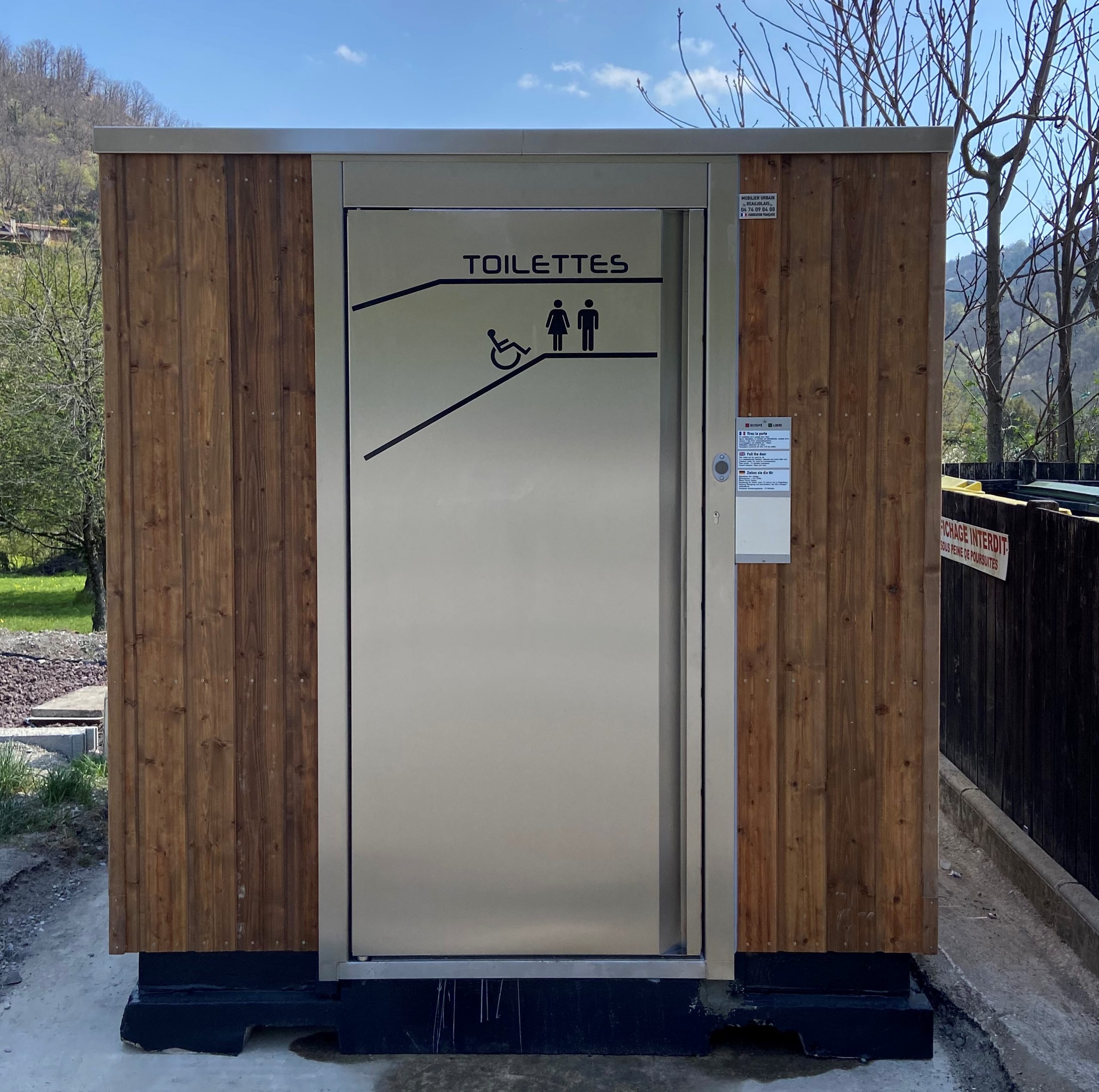 Cabine PMR avec finition Trespa, bois, béton et local technique disponible en version manuelle, semi-automatique ou automatique- réf. 2054_5