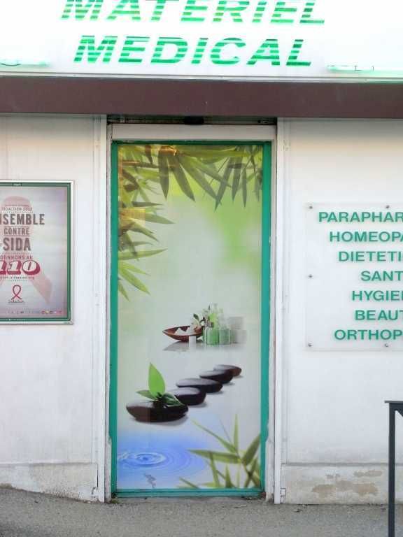Vitrophanie sur mesure, idéal pour transformer une vitrine en une grande surface d'affichage imprimée - OUEST ENSEIGNES_6