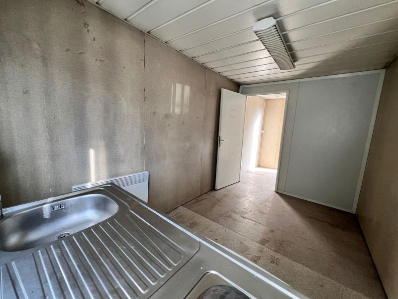 Cabane de chantier Cuisine - modèle 2006 - équipée avec frigo neuf, gazinière, évier et placard de rangement_5