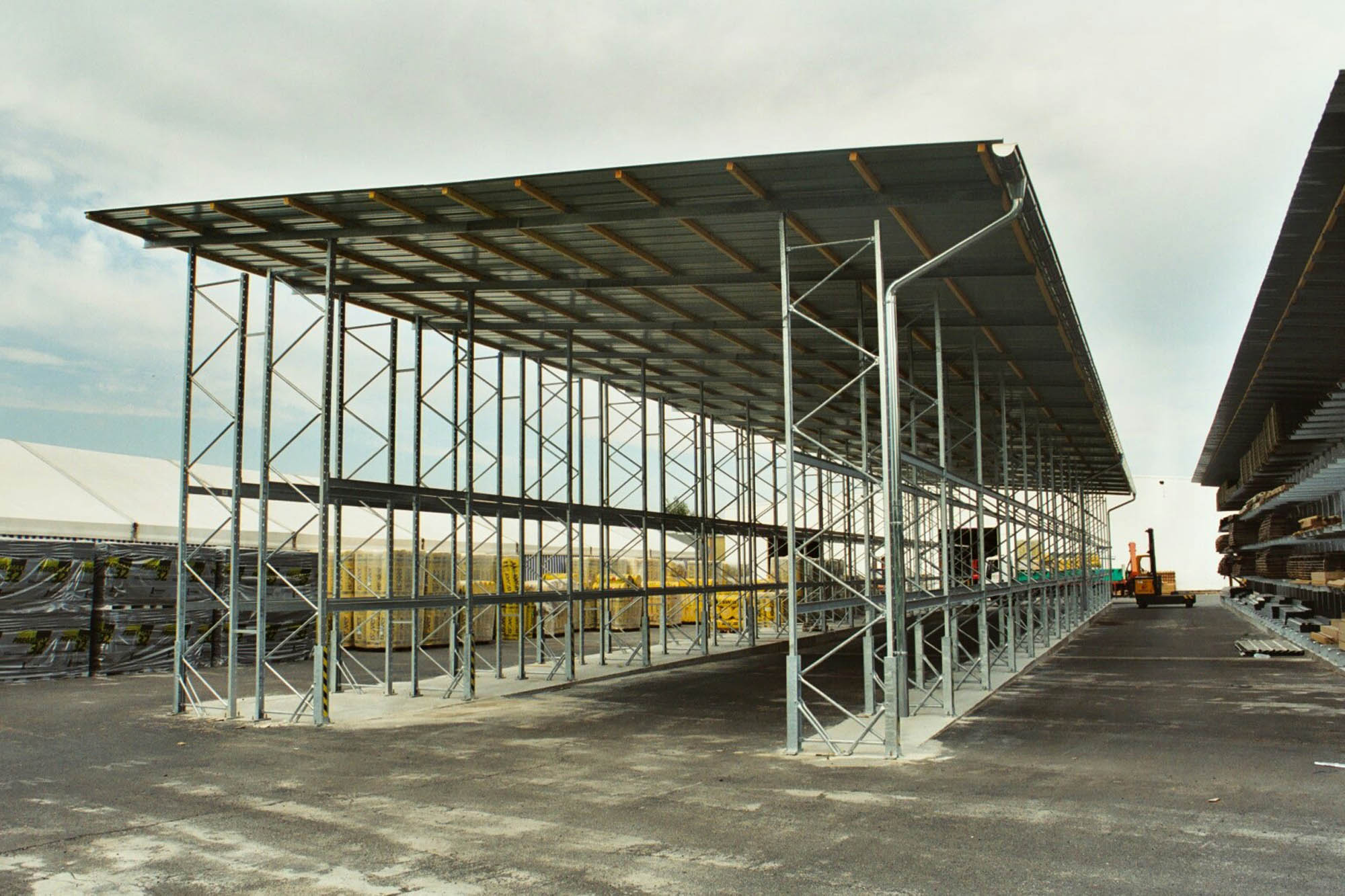 Rayonnage à palettes avec toiture OHRA - Stockage extérieur pour magasins spécialisés et matériaux de construction_5