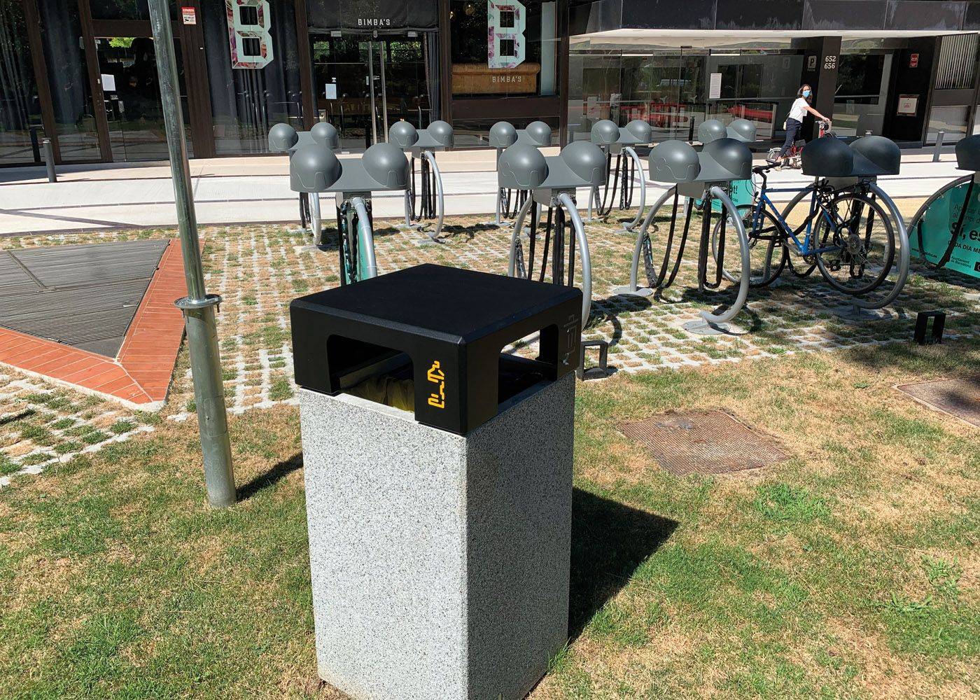 Poubelle publique Kube PA672S - béton gris granite, couvercle acier traité anticorrosion_5