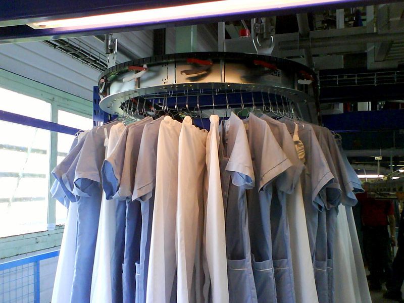 Convoyeur aérien destiné au  stockage, tri et transport de pièces variées : vêtements, circuits électriques, housses - POLARIS_5