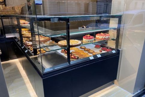 Équipement réfrigéré avec glaces droites basculantes