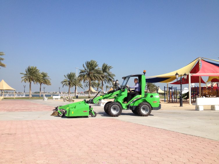 Balayeuse 1500 avec bac de ramassage - Modèle 1500 Avant Tecno Oy - Fabrication robuste et options avancées_5