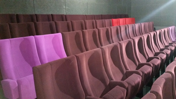 Fauteuil de cinéma robuste à piétement métallique central avec accoudoirs caisson pour ERP - LASER._6