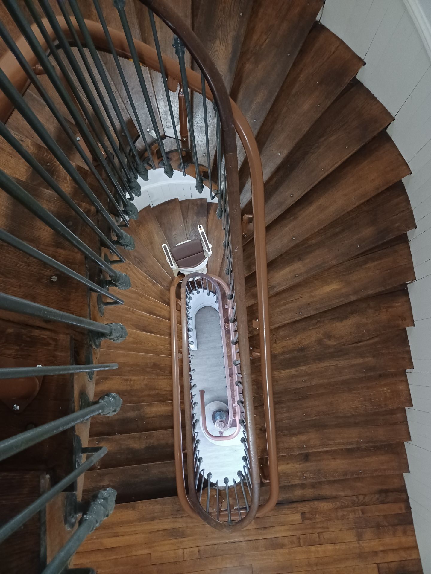 Monte-escalier double-rail pour escaliers courbes ou droits, utilisable en intérieur ou extérieur - Handicare_5