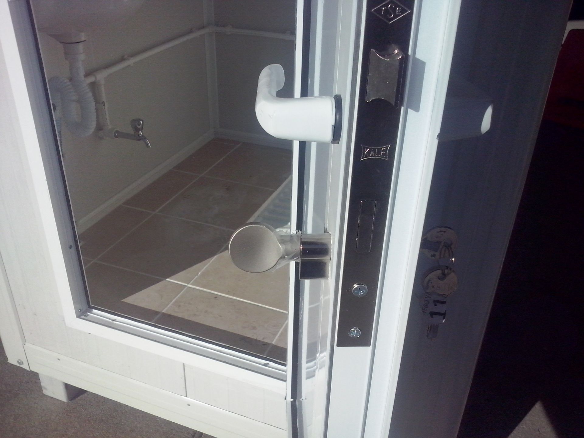 Cabine sanitaire raccordable isolée Liberty Box - panneaux sandwich en acier galvanisé - pour chantier et événementiel_6