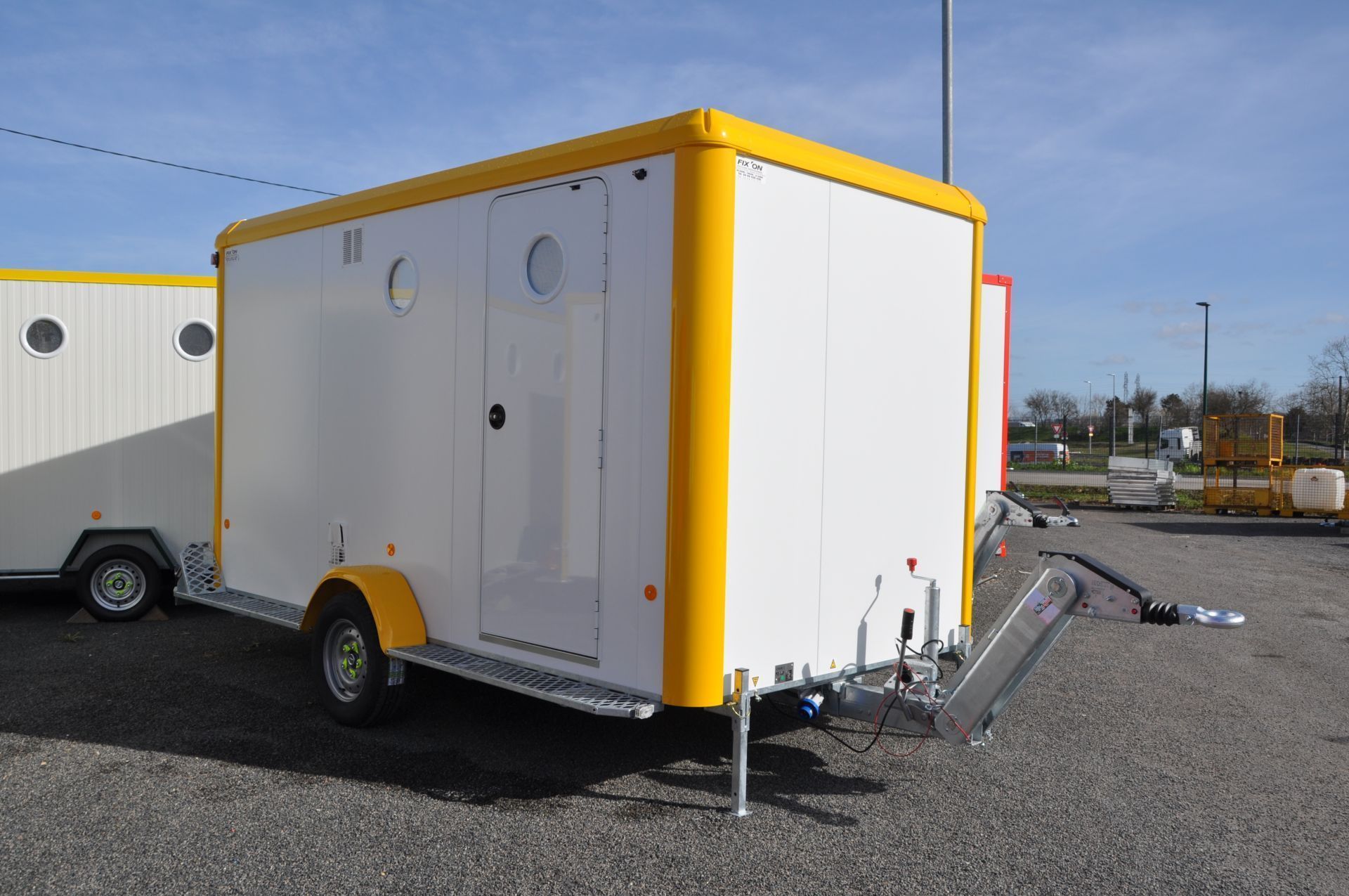 Structure mobile avec parois en tôle prélaquée et isolant