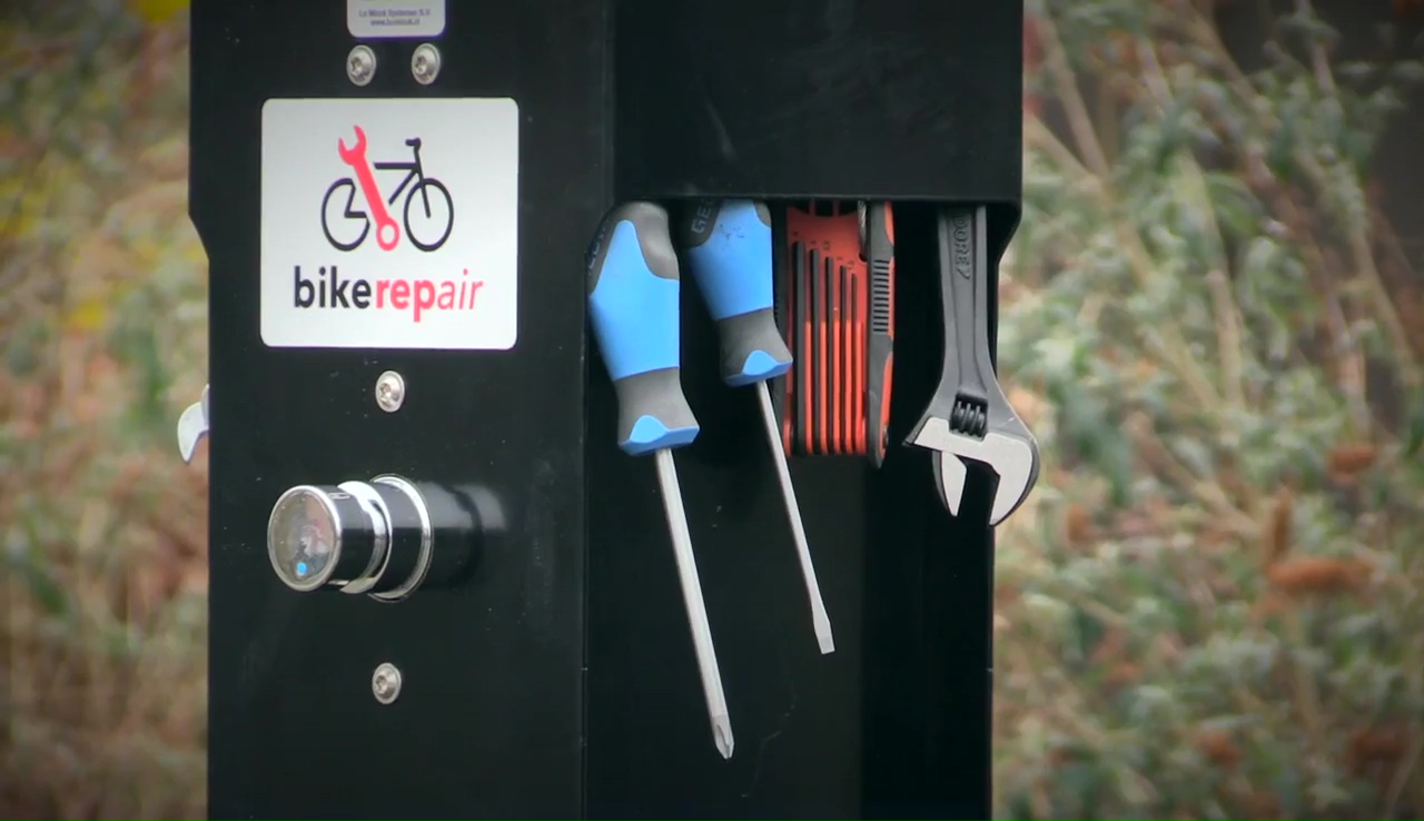 Équipement de gonflage pour vélos à installer sur voie publique