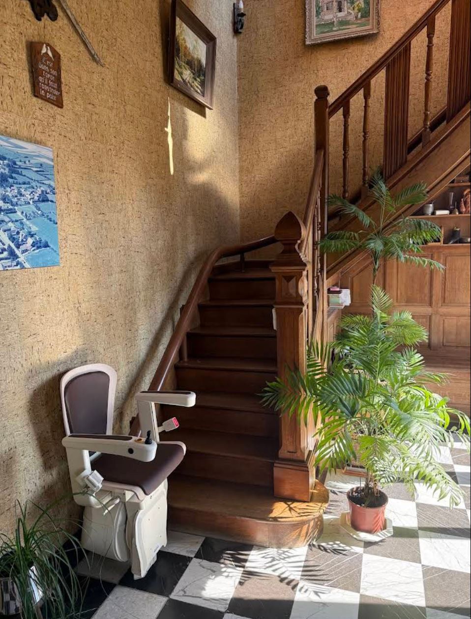 Monte-escalier monorail adapté aux escaliers arrondis - Handicare tournant Freecurve_5