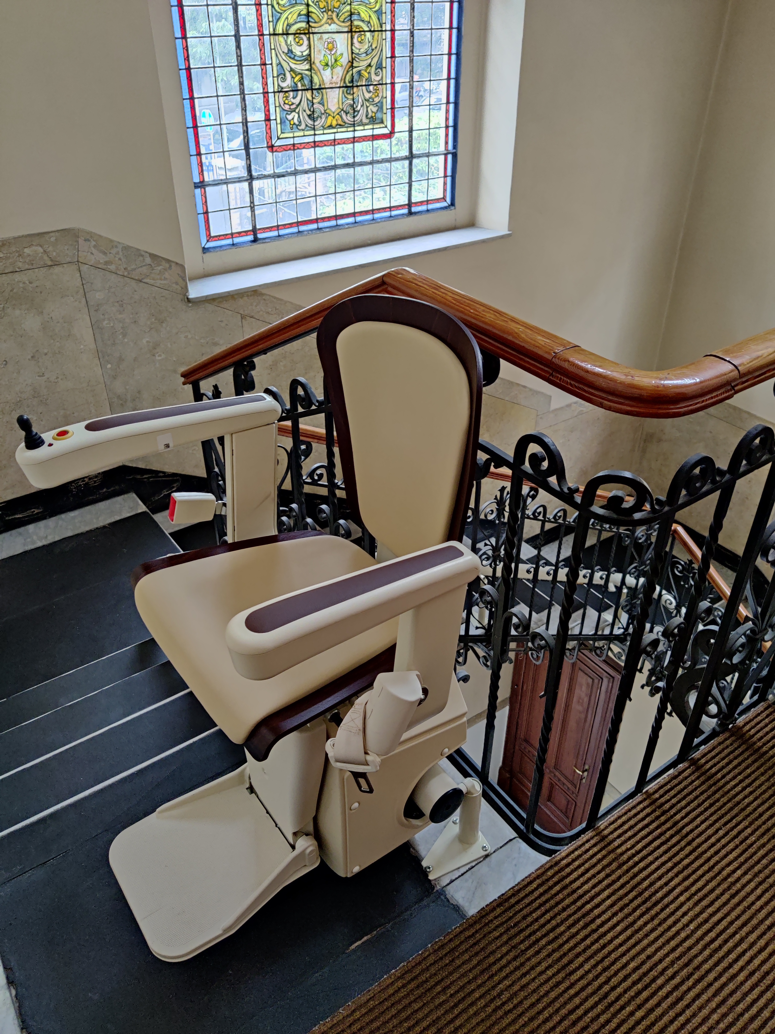 Fauteuil monte-escalier Vimec Capri - repose-pieds antidérapants, pour escaliers tournants - design sûr et esthétique_5