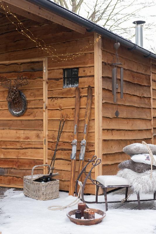 Banc luge en métal marron - assise blanche rembourrée en mousse - design élégant et original_5